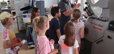 Sommerferienaktionen unter dem Motto „Hinter die Kulissen schauen“ in Pfungstadt und Umgebung Kinder besuchen Druckerei Klein