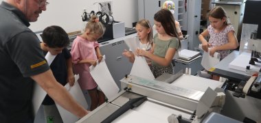 Sommerferienaktionen unter dem Motto „Hinter die Kulissen schauen“ in Pfungstadt und Umgebung Kinder besuchen Druckerei Klein