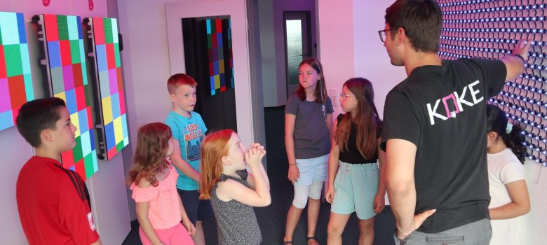 Sommerferienaktionen unter dem Motto „Hinter die Kulissen schauen“ in Pfungstadt und Umgebung Kinder besuchen Firma KOKE
