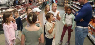 Sommerferienaktionen unter dem Motto „Hinter die Kulissen schauen“ in Pfungstadt und Umgebung Kinder besuchen den REWE Markt