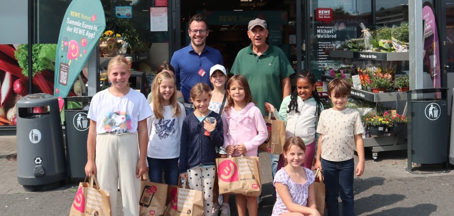 Kinder besuchen den REWE Markt