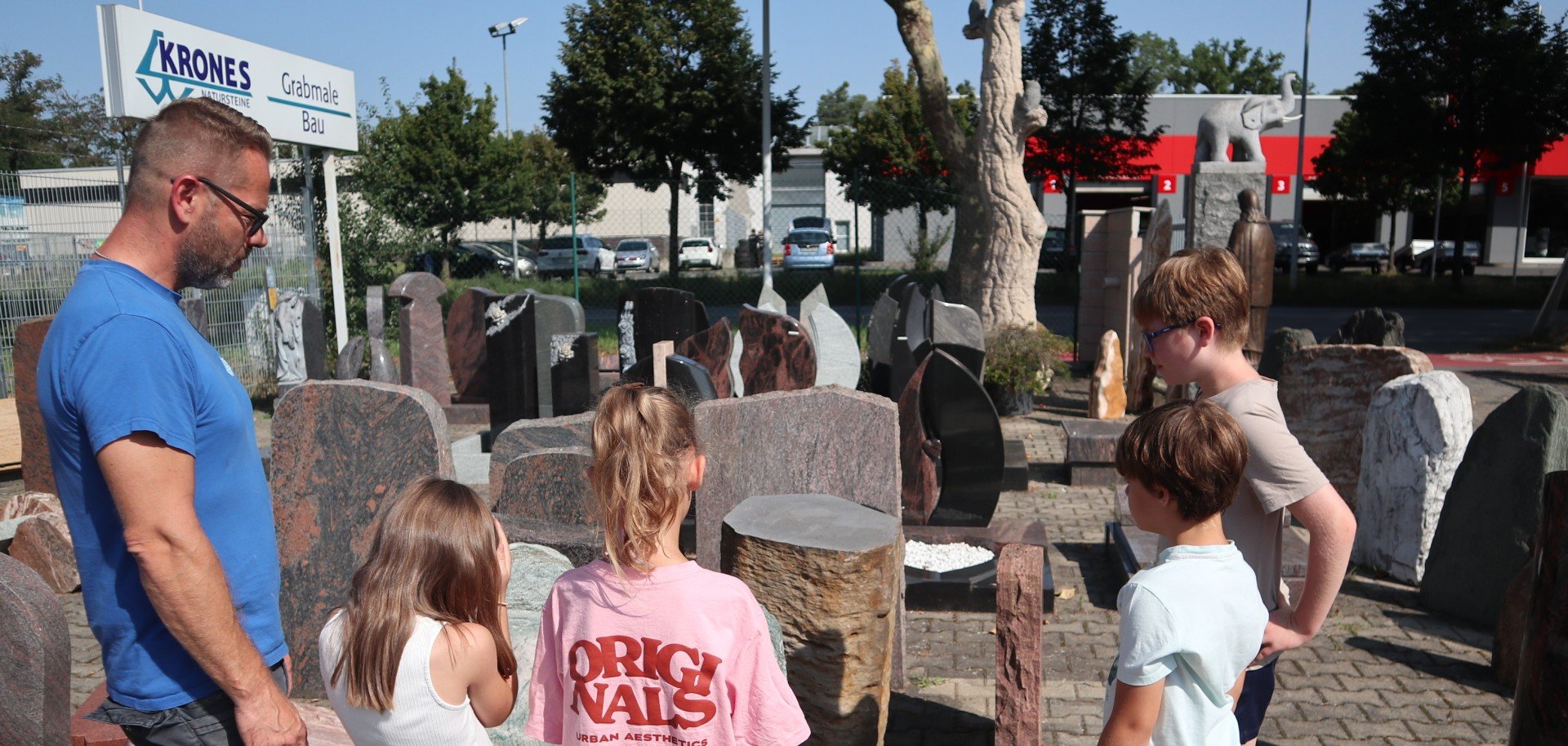 Kinder besuchen Steinmetzbetrieb Krones in Eberstadt