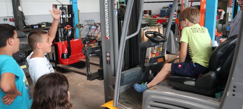 Kinder besuchen Firma K&W Gabelstapler- und Lagertechnik GmbH in Pfungstadt