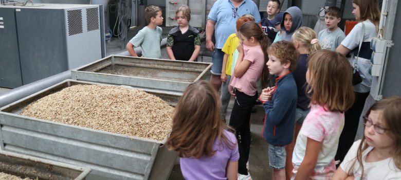 Kinder besuchen die Malzfabrik in Pfungstadt