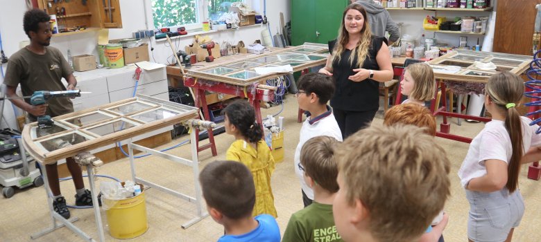 Kinder besuchen Schreinerei in Pfungstadt