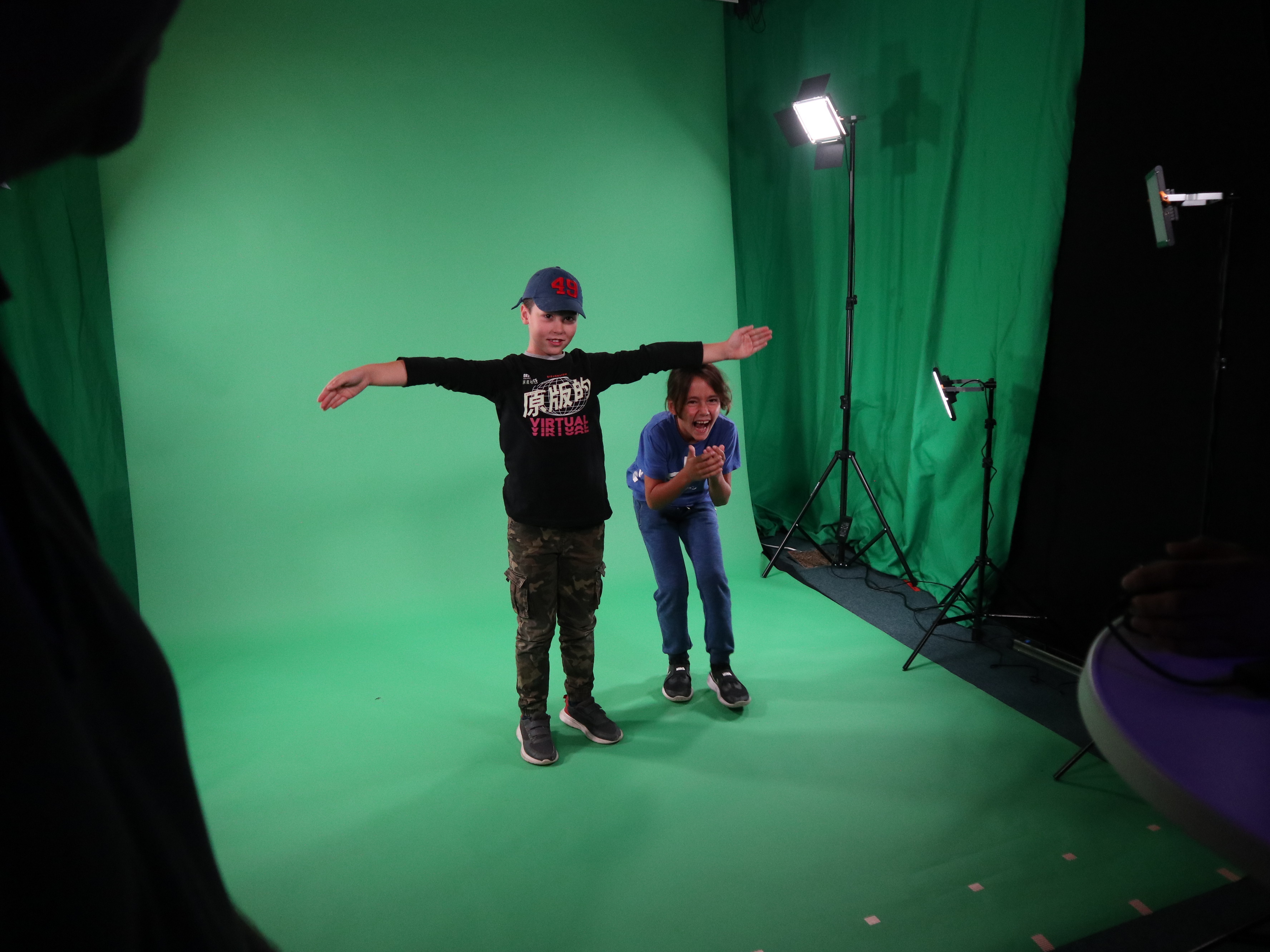 Kinder stehe vor einem Green-Screen