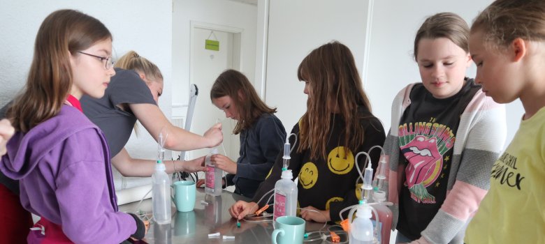 Tierärztin erklärt Kindern eine Infusion