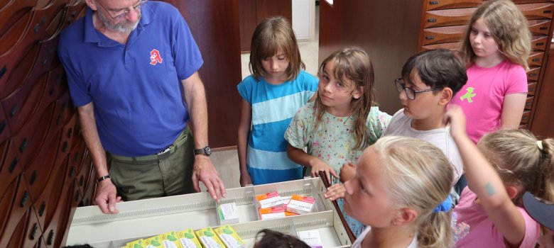 Kinder besuchen die Brunnen-Apotheke in Eschollbrücken
