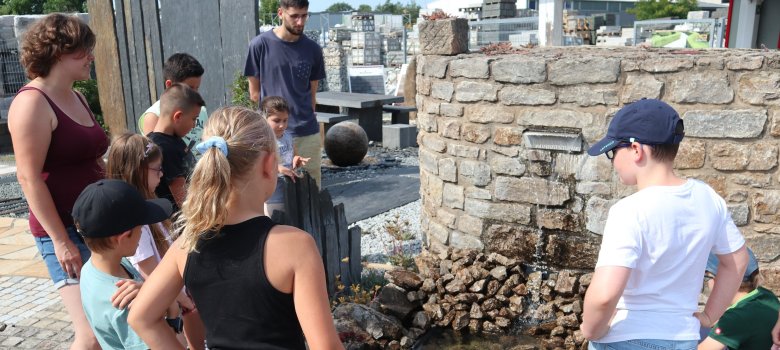 Kinder besuchen das Natursteinzentrum Rhein-Main