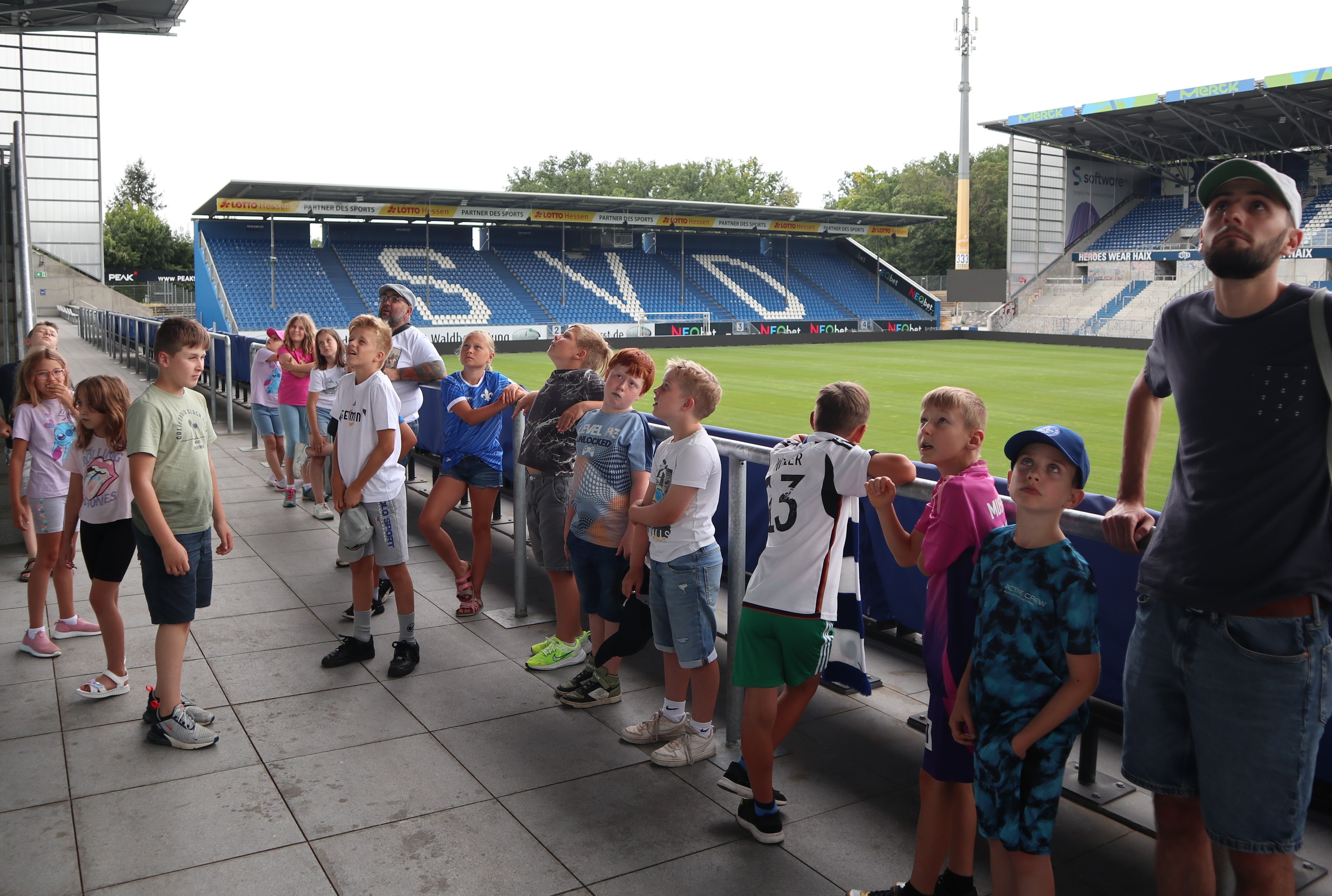 Kinder besuchen den SV Darmstadt 98