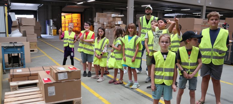 Kinder besuchen das Versandhandelszentrum (VHZ) Kaiser+Kraft in Pfungstadt
