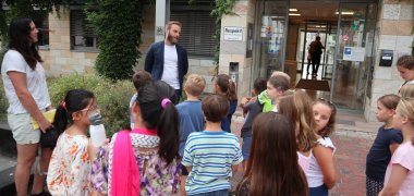Kinder werden von Bürgermeister Maximilian Schimmel vor dem Stadthaus begrüßt.