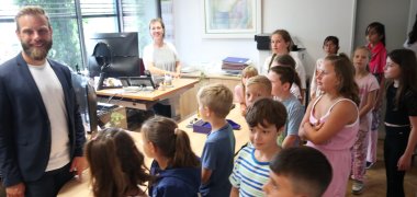 Bürgermeister Maximilian Schimmel und Kinder im Vorzimmer seines Büros.