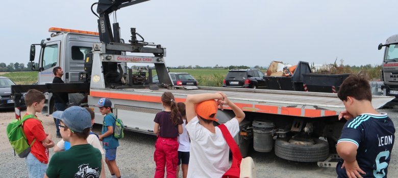 Kinder sehen sich den Abschleppwagen der Firma Öhlschläger an.