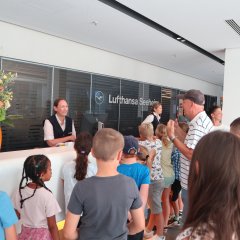 Kinder an der Rezeption im Lufthansa Seeheim Konferenzhotel