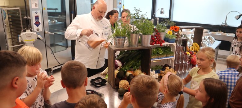 Koch mixt Kindern einen gesunden Fruchtcocktail