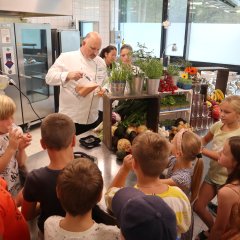 Koch mixt Kindern einen gesunden Fruchtcocktail