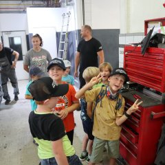 Kinder in der Werkstatt 