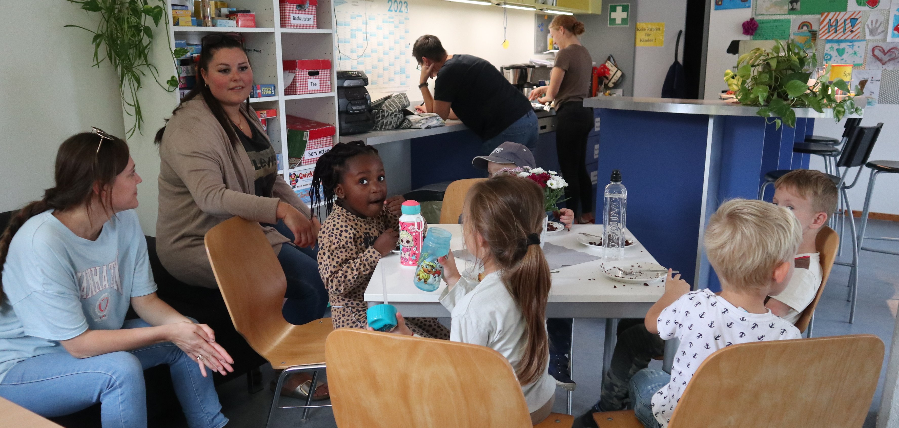 Kinder am Tisch mit Kuchen