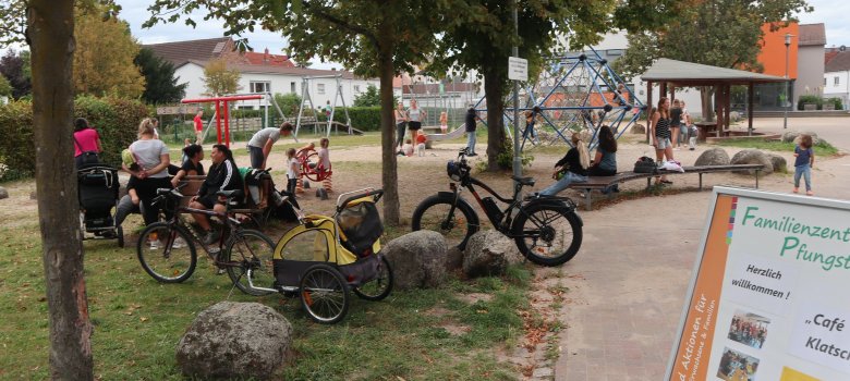 Wiese, Kinder, Eltern Menschen auf der Wiese vor dem Familienzentrum