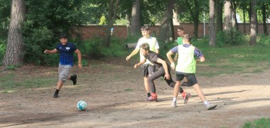 Sportliches Miteinander beim Fußballturnier in der Akazienanlage Kinder spielen Fußball im Park