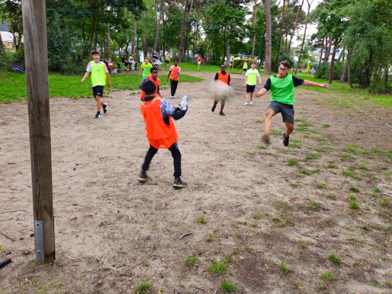 Sportliches Miteinander beim Fußballturnier in der Akazienanlage Kinder spielen Fußball im Park