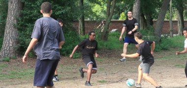 Sportliches Miteinander beim Fußballturnier in der Akazienanlage Kinder spielen Fußball im Park