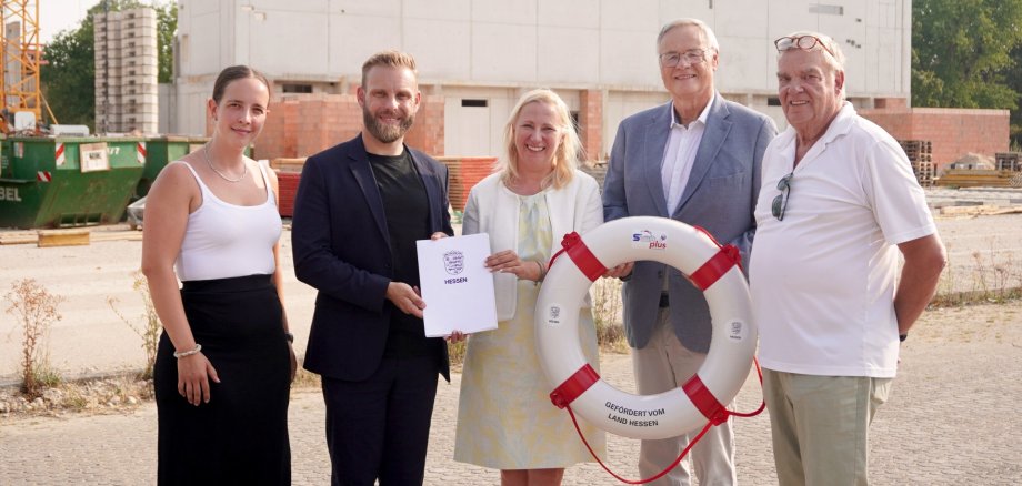 Sportministerin Diana Stolz überreicht 412.000 Euro aus dem SWIMplus-Förderprogramm für das neue Sport- und Familienbad Pfungstadt Gruppenbild mit zwei Frauen und drei Männern auf einer Baustelle