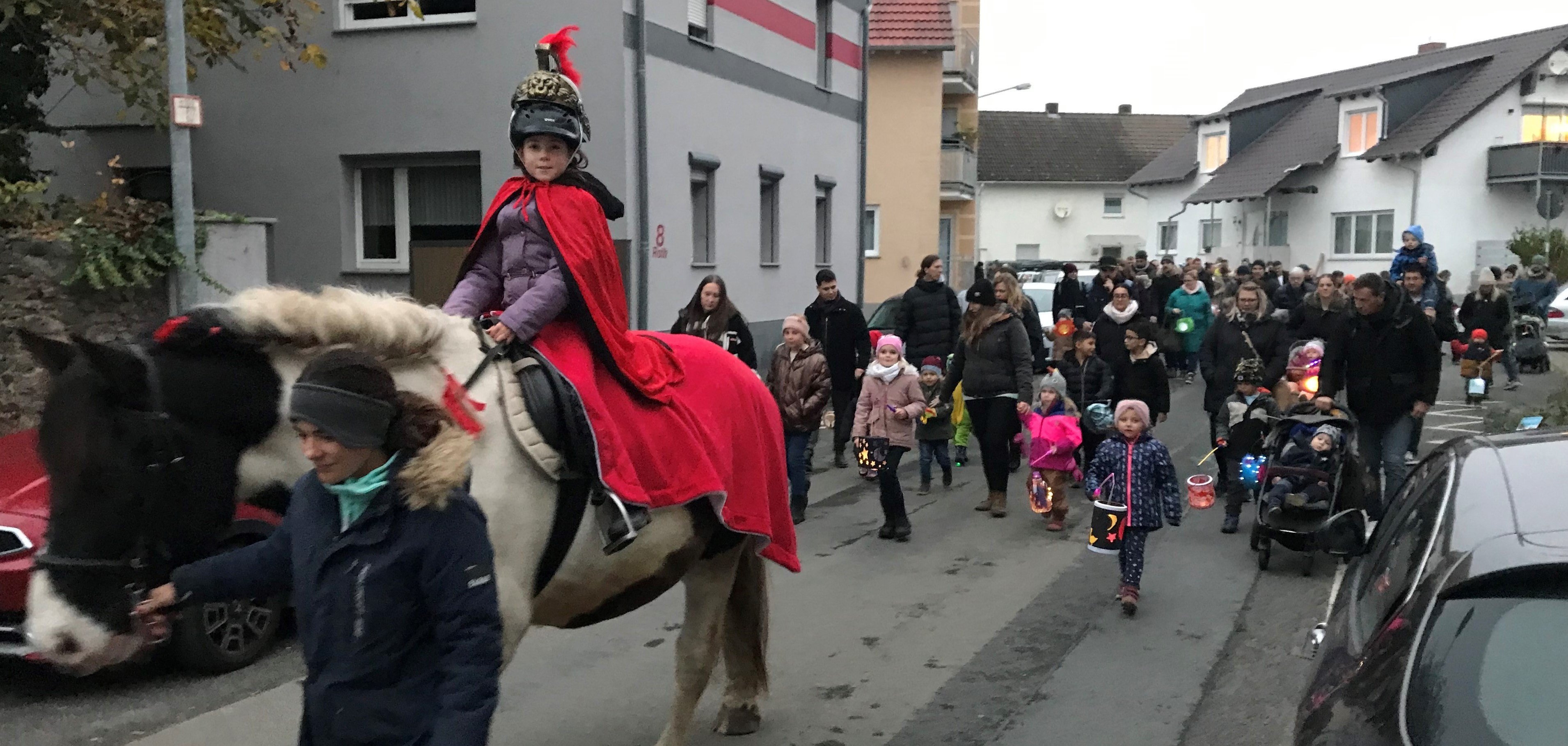 St. Martins-Umzug, Mädchen auf Pferd