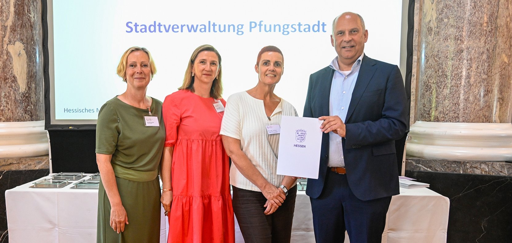 Stadt Pfungstadt erneut mit Gütesiegel „Familienfreundlicher Arbeitgeber Land Hessen“ ausgezeichnet Gruppenbild mit drei Frauen und einem Mann