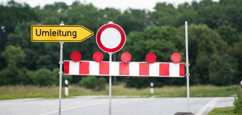 Strassensperre Abgesperrte Straße mit Bake und Umleitungsschild