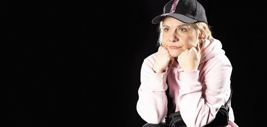 Frau blickt nachdenklich