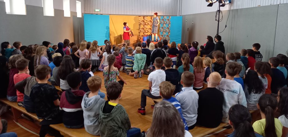 Vorführung eines Theaterstücks. Bühne, Kinder