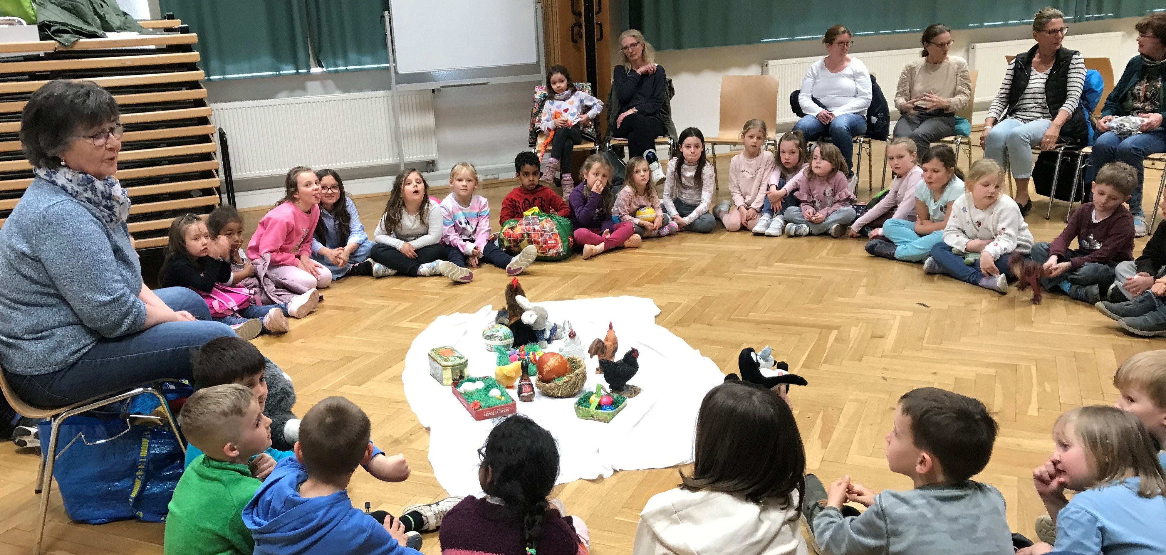 Kinder sitzen im Kreis