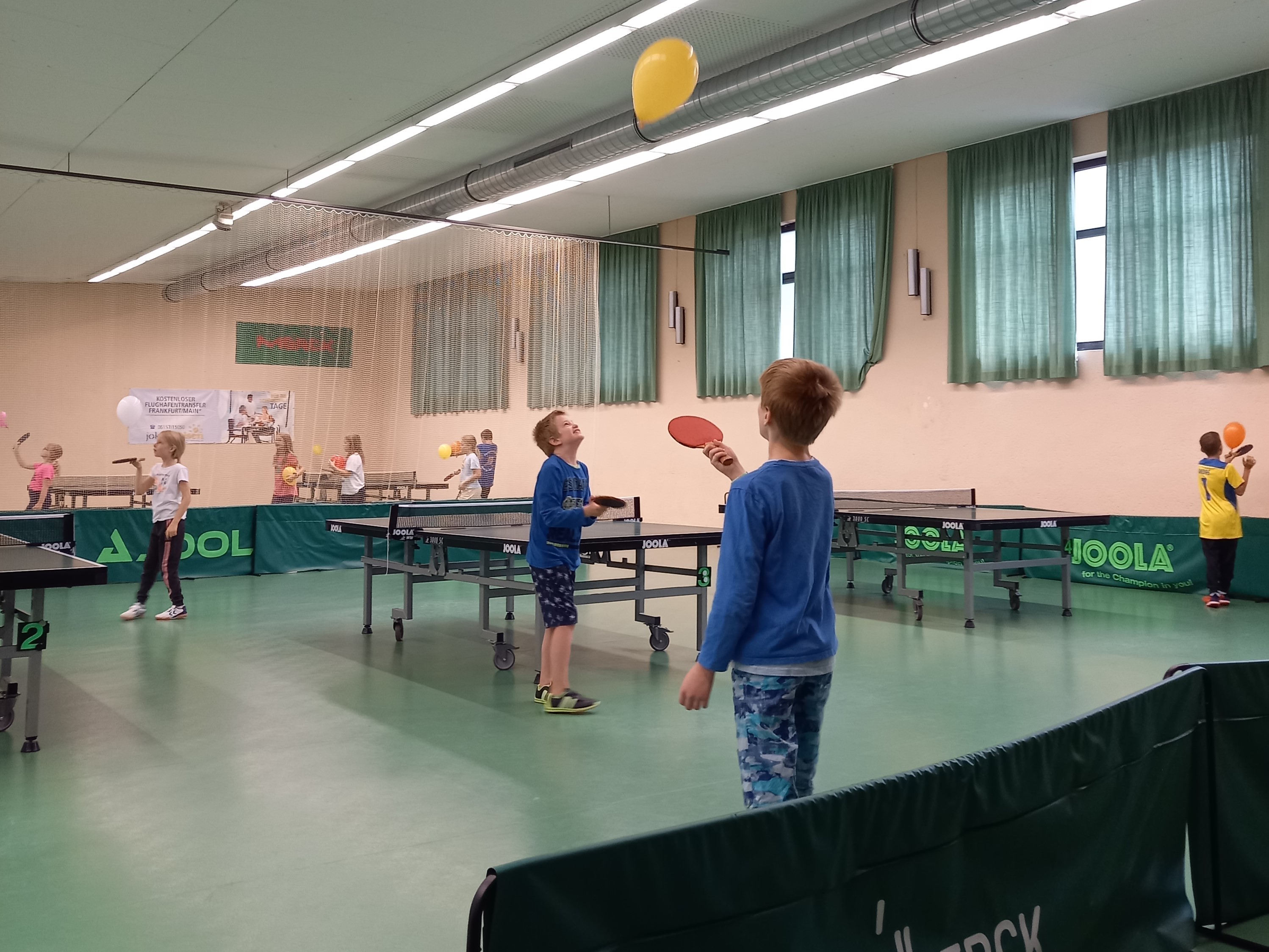 Kinder spielen Tischtennis