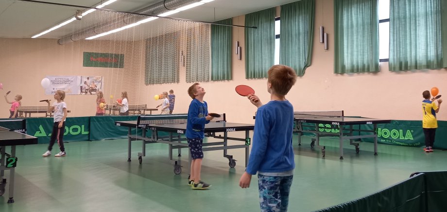 Kinder spielen Tischtennis