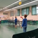 Kinder spielen Tischtennis