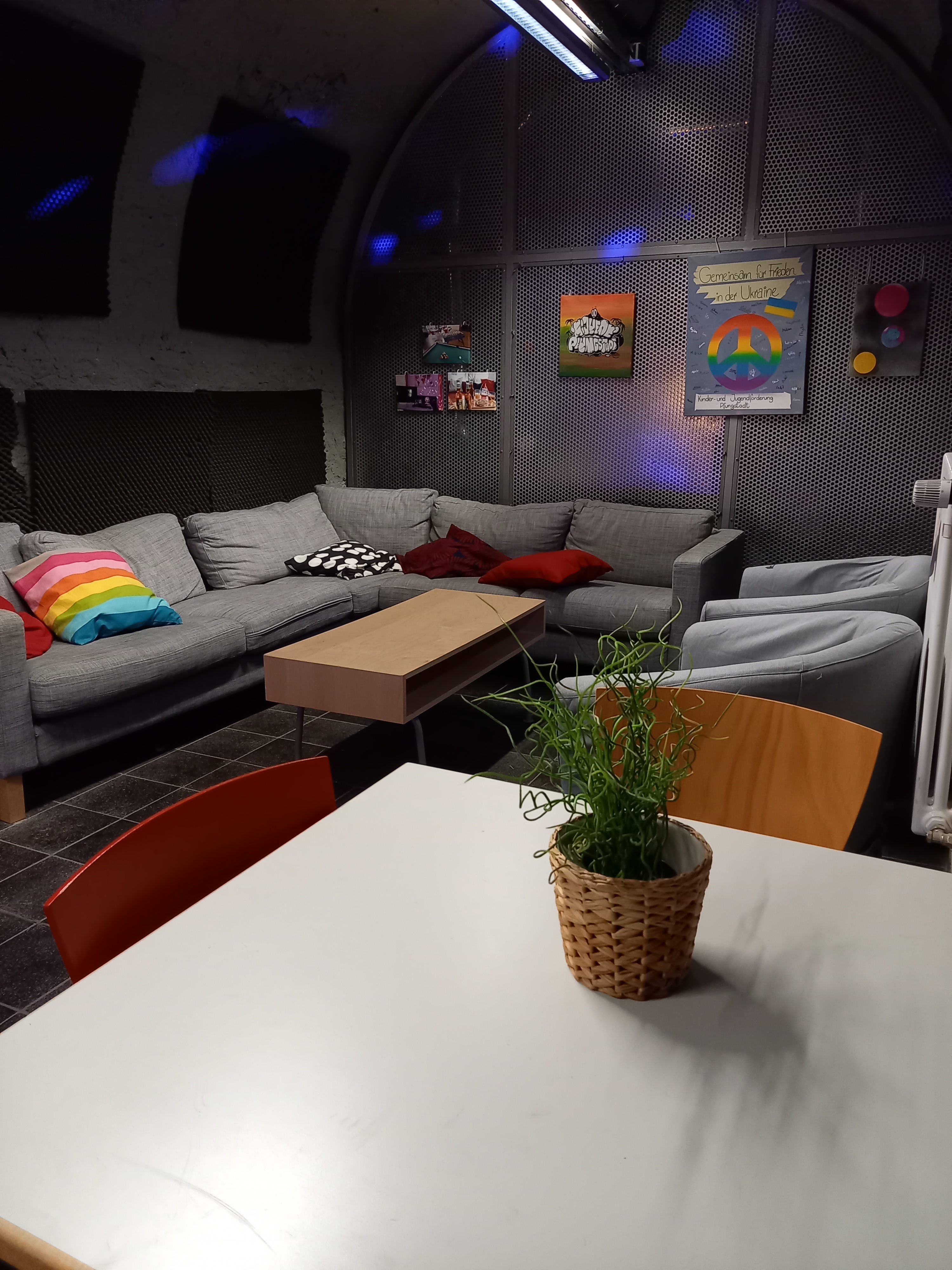 Raum mit Sofa und Tisch