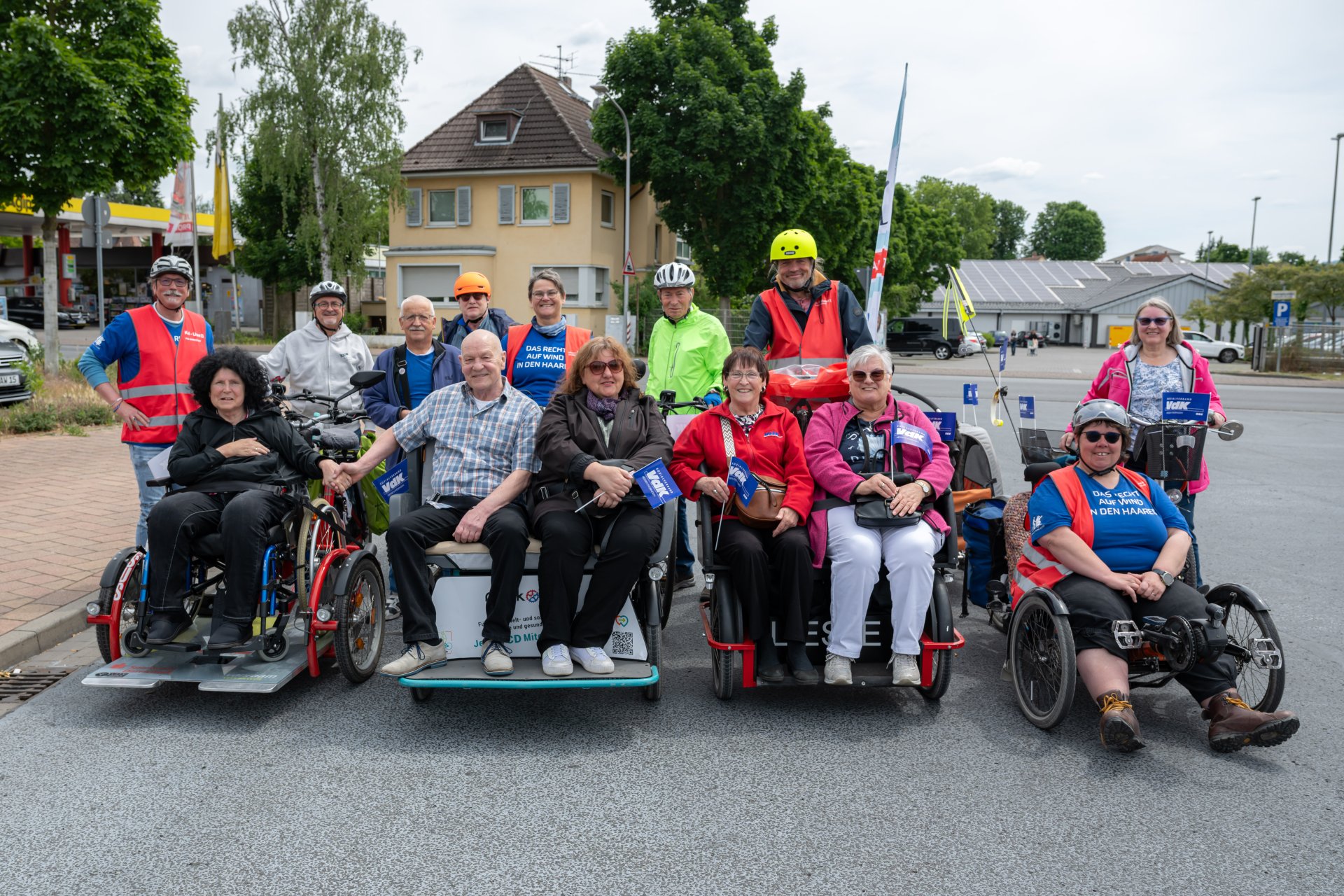 Gruppenbild mit Rollifahrern