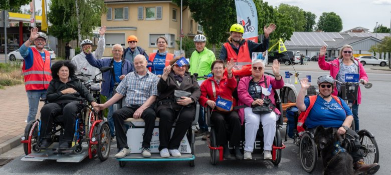 VdK Pfungstadt radelt mit – Für Gemeinschaft, Bewegung und Teilhabe Gruppenbild mit Rollifahrern