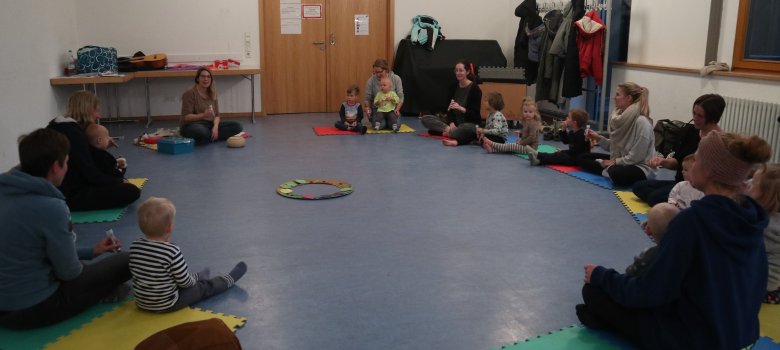 Eltern, Kinder Eltern mit Kindern im Kreis