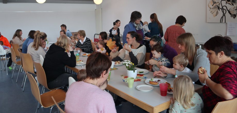 Eltern mit Kindern beim Frühstück