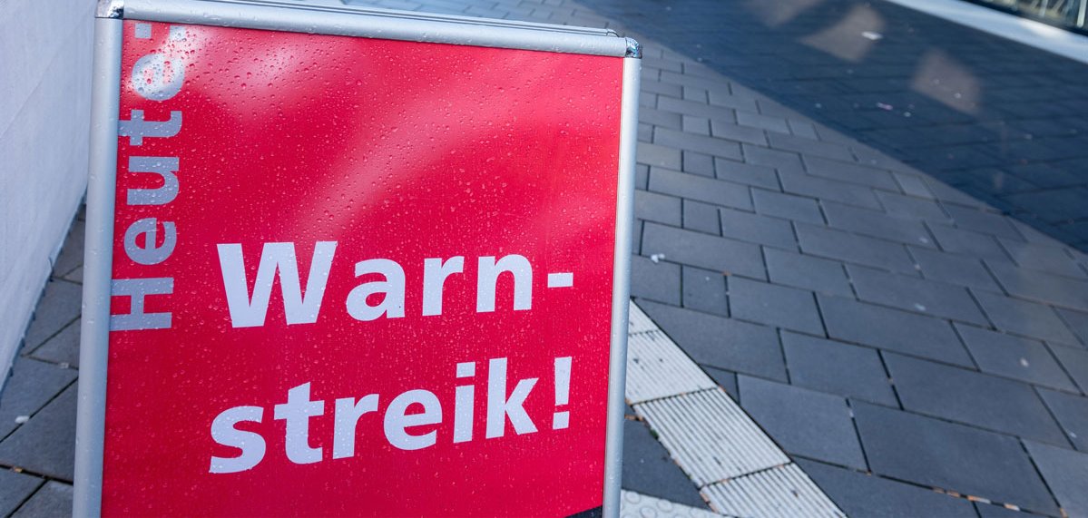 Tafel in einer Fußgängerzone mit der Aufschrift Heute - Warnstreik