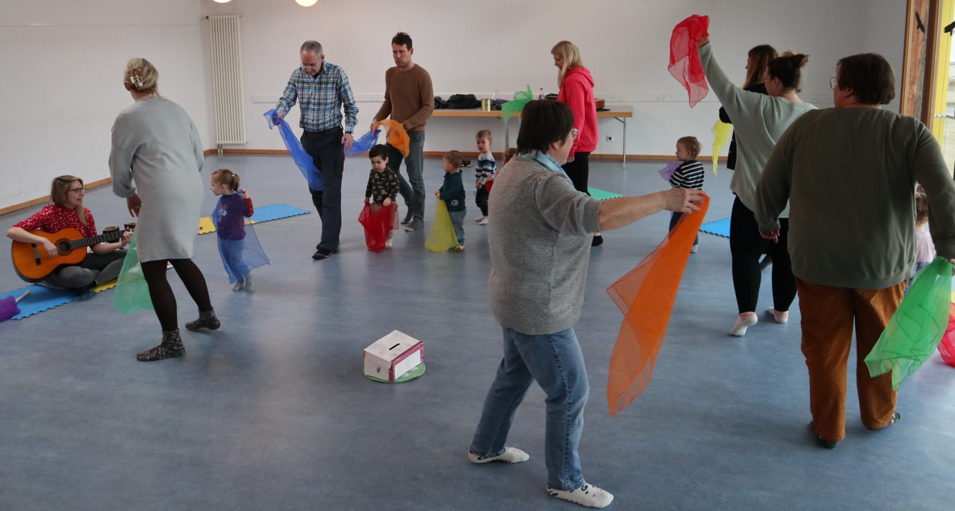 Viel Spaß und Abwechslung beim Eltern-Kind-Musikkurs im Familienzentrum Pfungstadt! Eltern und Kinder tanzen im Kreis
