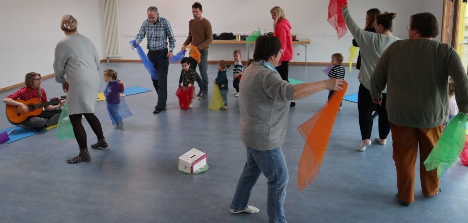Viel Spaß und Abwechslung beim Eltern-Kind-Musikkurs im Familienzentrum Pfungstadt! Eltern und Kinder tanzen im Kreis