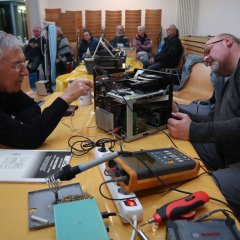 Zwei Männer reparieren ein Gerät