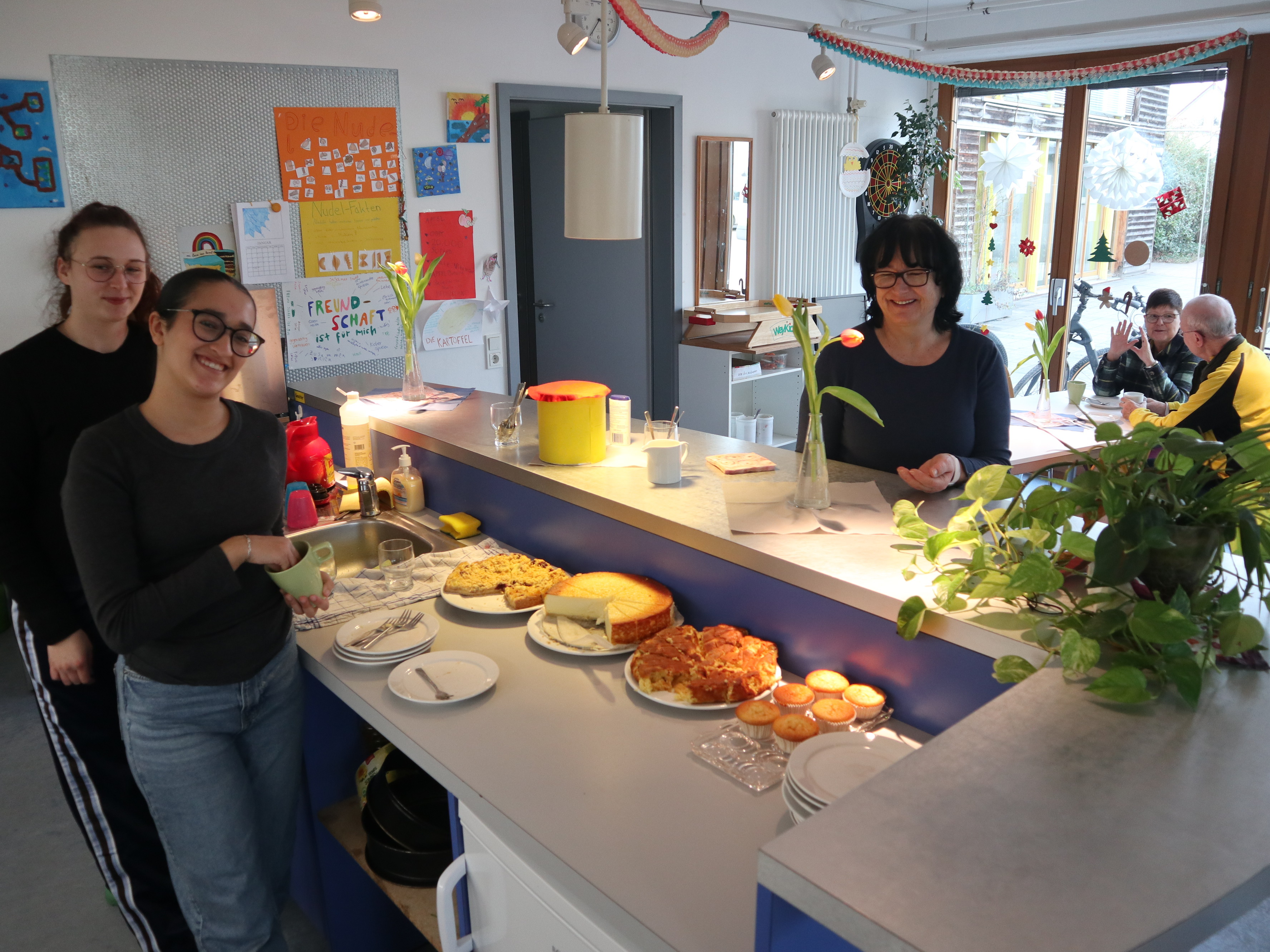 Kuchentheke mit Gästen