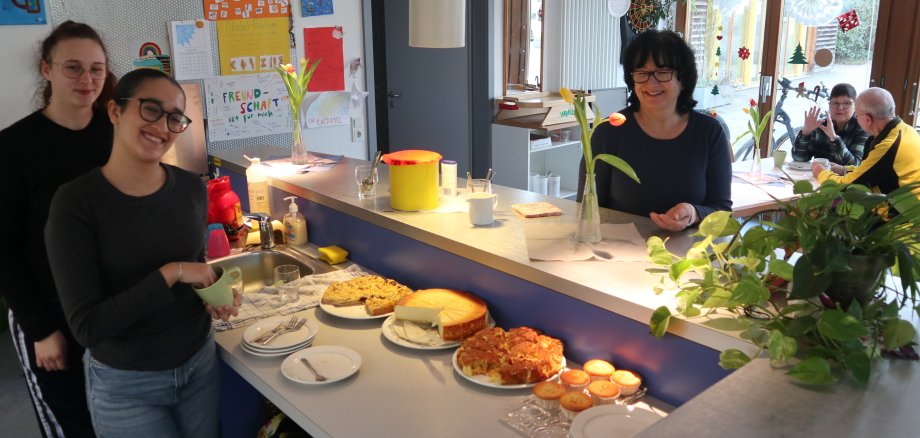 Kuchentheke mit Gästen