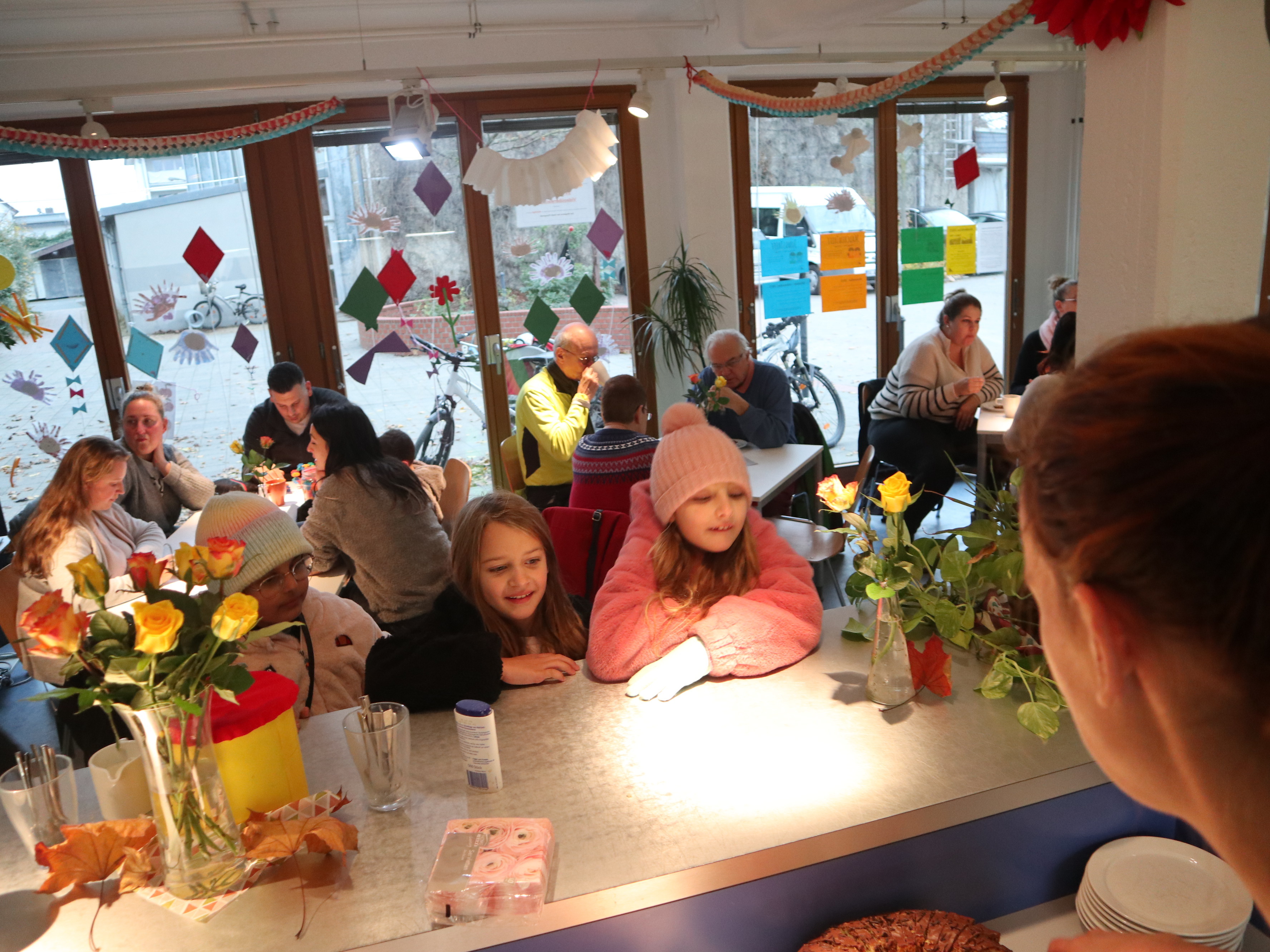 Kinder an Kuchentheke