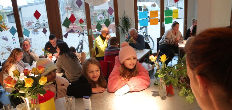 Kinder an Kuchentheke